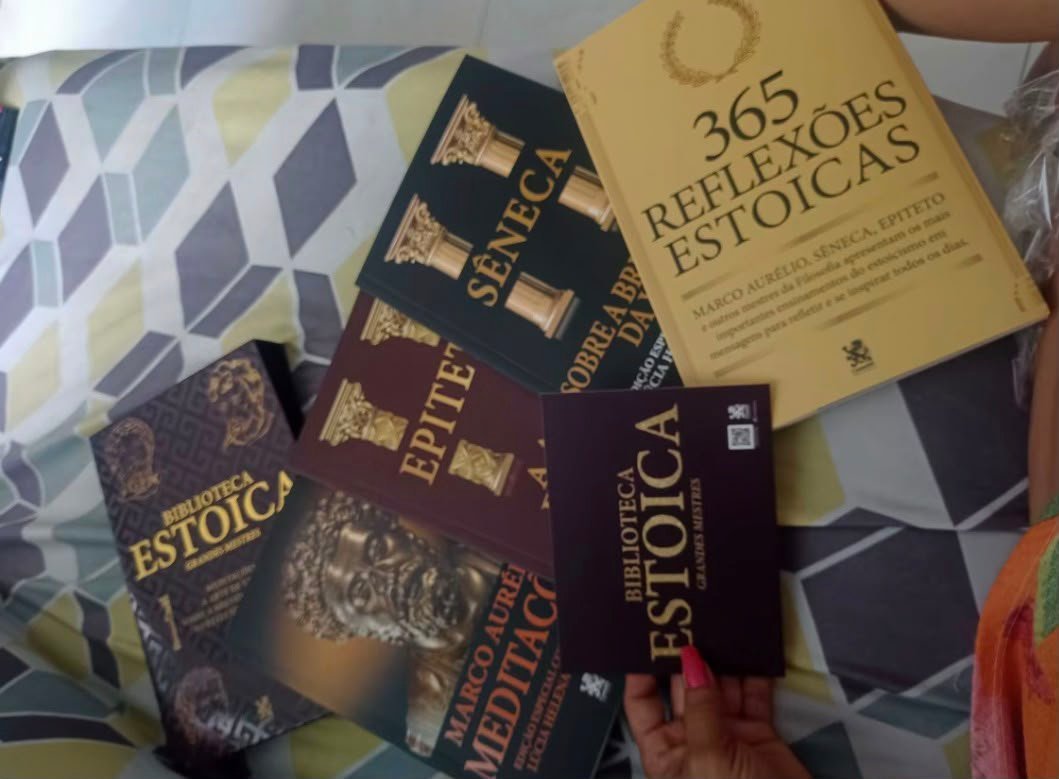 Box Biblioteca Estoica aberto com os quatro livros