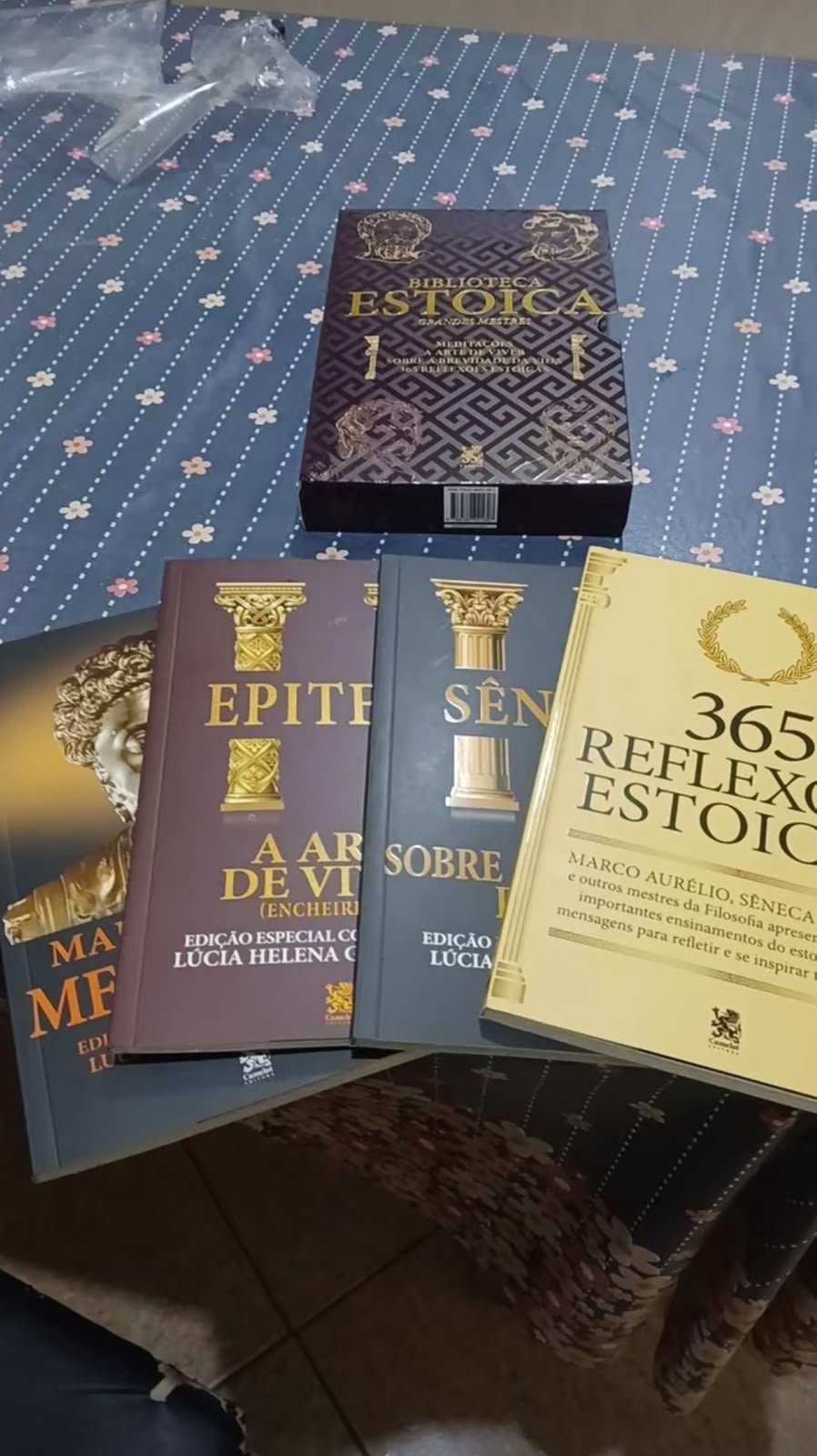 Coleção Biblioteca Estoica recebida por um comprador