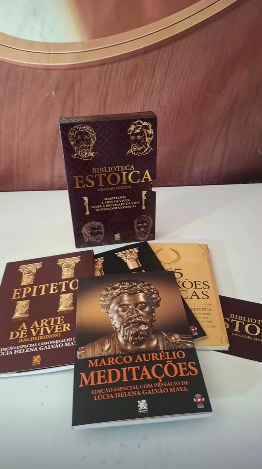 Box e livros da Biblioteca Estoica expostos sobre uma mesa